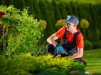 jardinier qui entretien les espaces verts à Vichy, Allier 03